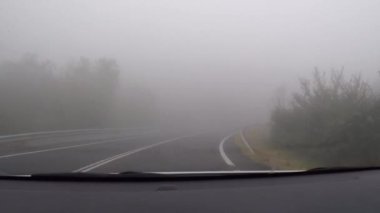 LLEIDA, İSPAIN - 9 Temmuz 2021: Yoğun sisli bir yolda ilerleyen kamera görüntüleri