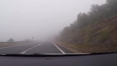 LLEIDA, İSPAIN - 9 Temmuz 2021: Yoğun sisli bir yolda ilerleyen kamera görüntüleri