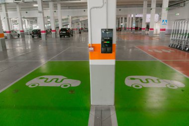 BARCELONA, SPAIN - 4 Ağustos 2021: Bir alışveriş merkezinin otoparkındaki elektrikli araba şarj aletinin yakın çekimi