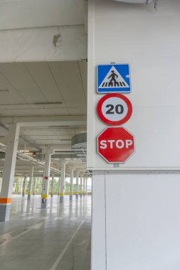 BARCELONA, İspanya - 4 Ağustos 2021: Alışveriş merkezindeki bir otoparkta trafik işaretleri