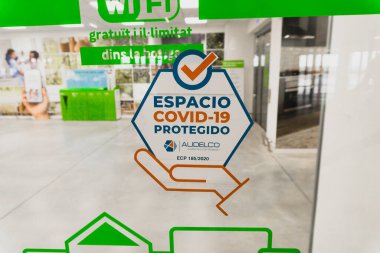BARCELONA, SPAIN - 4 Ağustos 2021: Leroy Merlin 'in (Covid-19 koruma alanı) giriş kapısında çıkartma)