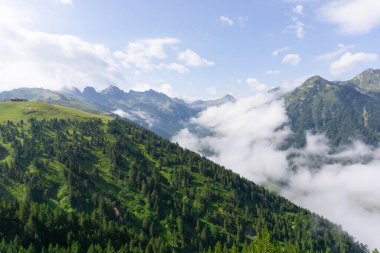 Aran Vadisi 'ndeki La Bonaigua limanından görünen yüksek rakımlı dağların manzarası.