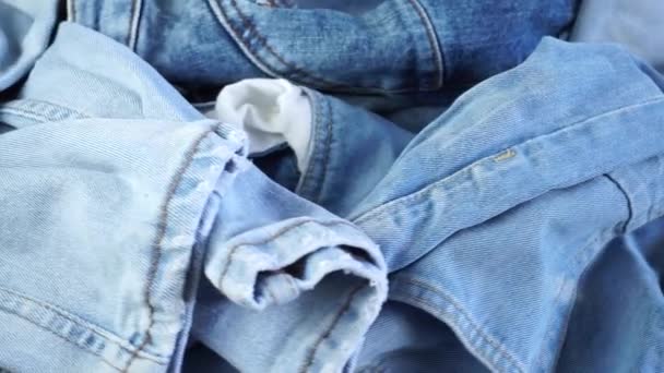 Primo Piano Jeans Blu Piegati Che Girano Uno Sfondo Rotante — Video Stock