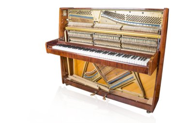 Piyano üzerinde beyaz izole açıldı