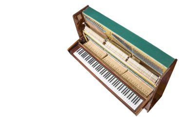 Açılan dik piyano üzerinde beyaz izole