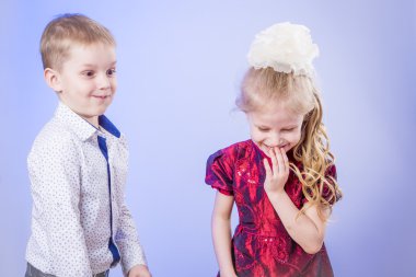 Portre sevimli küçük erkek ve kız eğleniyor