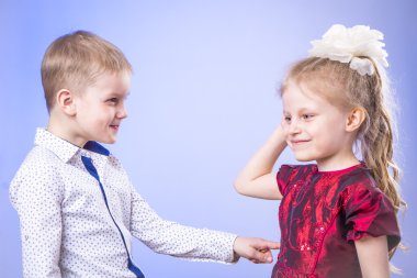 Portre sevimli küçük erkek ve kız eğleniyor