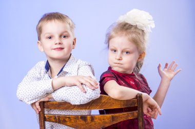 Portre sevimli küçük erkek ve kız eğleniyor