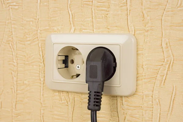 Toma eléctrica y enchufe en una pared — Foto de Stock