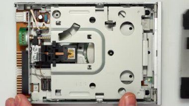Disket açılan disk sürücüsüne 04 ekleme
