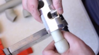 Boru soyma aracını kullanarak