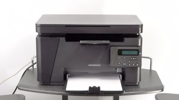 Documenten afdrukken op laser printer — Stockvideo