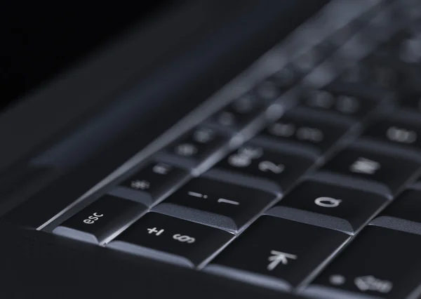 Zbliżenie podświetlany komputer laptop klawiatura selektywne focus e — Zdjęcie stockowe