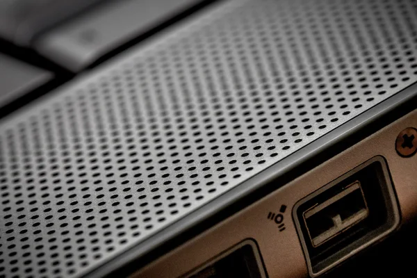 Bilgisayar dizüstü seçici kadar closeup ben firewire portu üzerinde odaklanmak