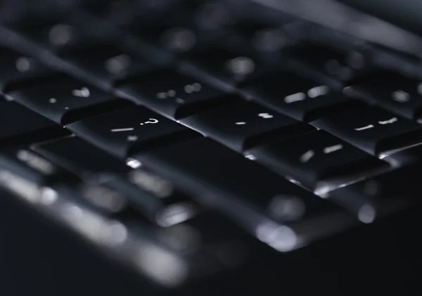 Closeup de backlit computador laptop teclado foco seletivo em q Fotografias De Stock Royalty-Free