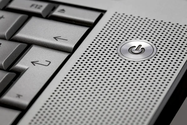 Gümüş bilgisayar dizüstü seçici odak üzerinde bekleme closeup Telifsiz Stok Imajlar