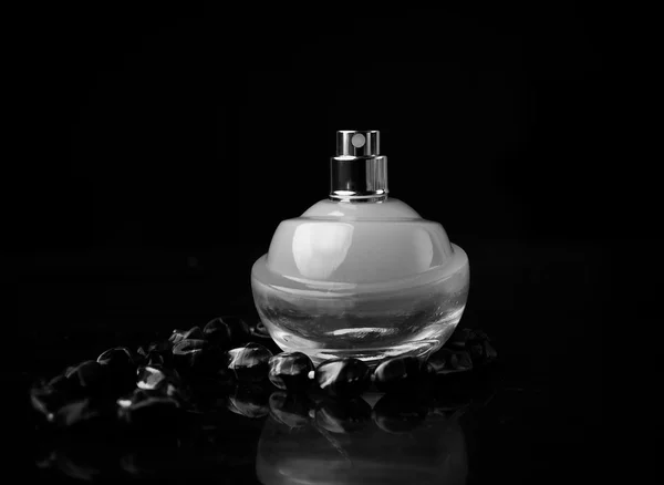 Perfume and beads — Stock Photo, Image