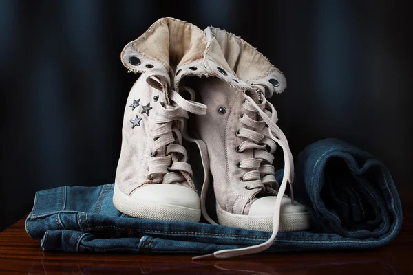 Jeans et chaussures élégantes pour femmes — Photo