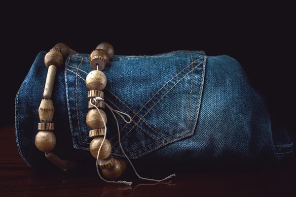 Dżinsy i drewniana biżuteria — Zdjęcie stockowe