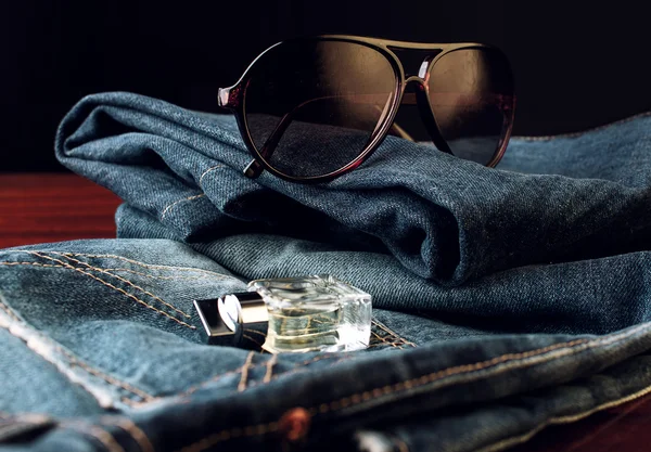 Men's Accessories. Jeans, sunglasses and perfume — Stock Photo, Image