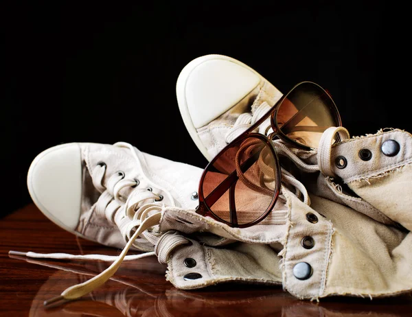 Modische Accessoires. Sonnenbrille und Schuhe — Stockfoto