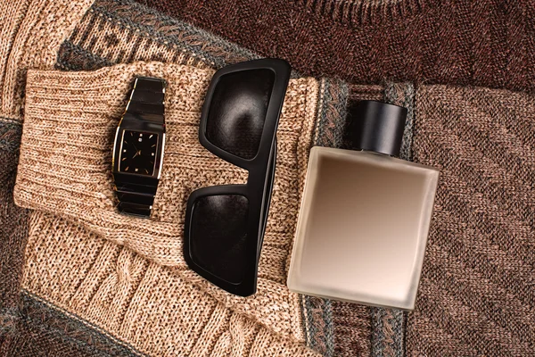 Mannen-accessoires. Trui, parfum en zonnebril — Stockfoto