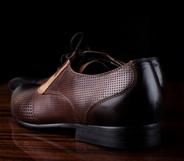 üzerinde siyah erkek ayakkabı 