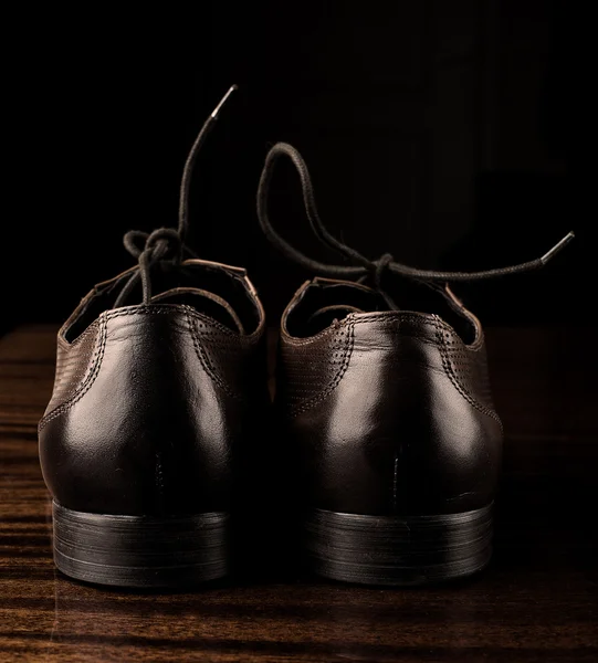 Ανδρικά παπούτσια σε μαύρο φόντο — Φωτογραφία Αρχείου