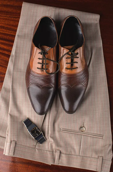 Мужские официальные брюки и обувь — стоковое фото
