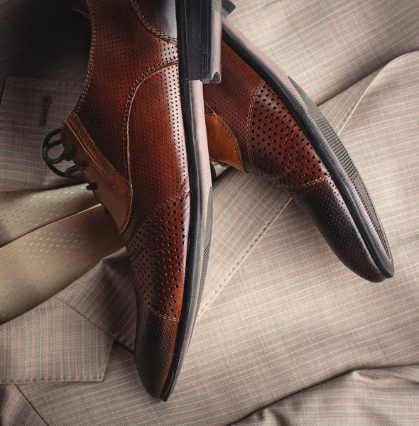 スタイリッシュな男の靴とスーツ — ストック写真
