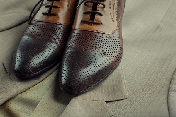 Обувь и пиджак коричневого человека — стоковое фото