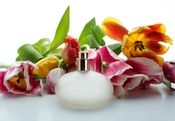 Perfume e flores — Fotografia de Stock