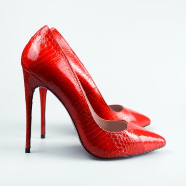 Beyaz arka plan üzerinde izole kırmızı yüksek topuk kadın ayakkabı
