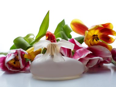 Parfüm ve çiçekler