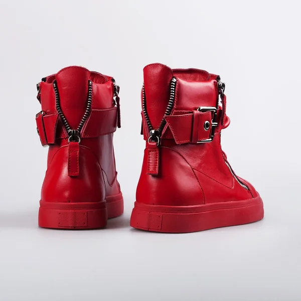 Rode stijlvolle sneakers — Stockfoto