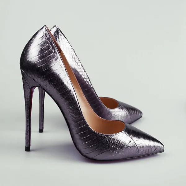 銀の女性靴 — ストック写真
