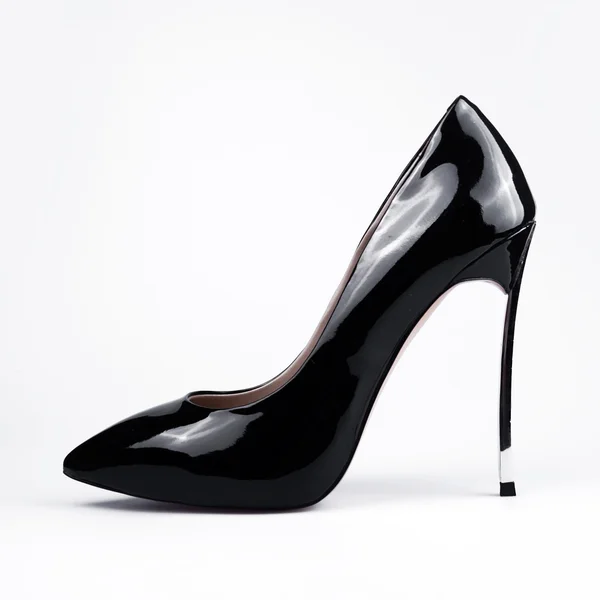 白い背中に分離された黒のパテント レザーの女性靴のペア — ストック写真