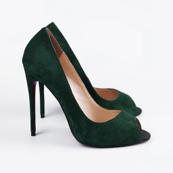 Zapatos femeninos verdes en concepto de moda —  Fotos de Stock