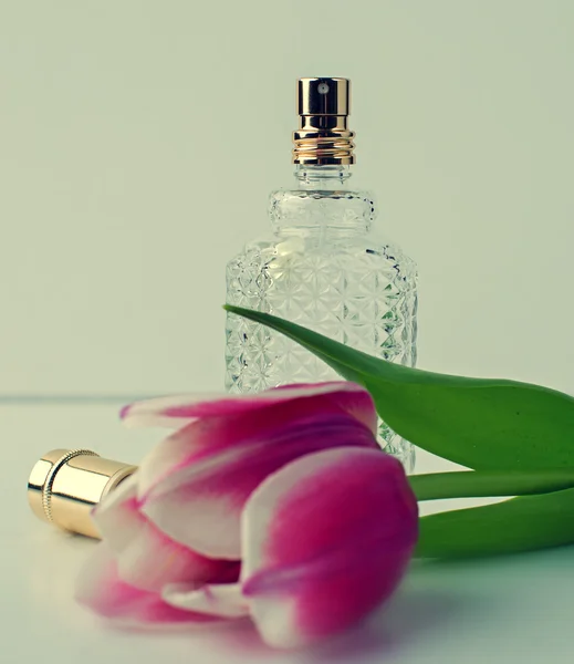 Perfumy i kwiaty — Zdjęcie stockowe