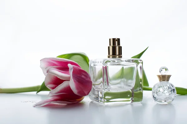 Parfüm és virágok — Stock Fotó