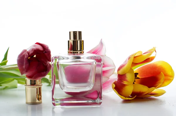 Perfume y flores — Foto de Stock