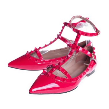 Kırmızı ayakkabılar beyaz arkaplanda izole edildi