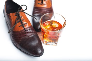 bardak viski ve erkek ayakkabıları