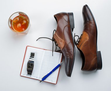 erkek aksesuarları. Kahverengi Ayakkabı ve viski