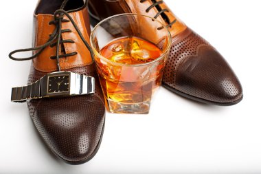 erkek aksesuarları. Kahverengi Ayakkabı ve viski