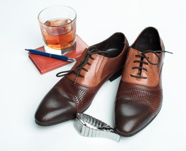 erkek aksesuarları. Kahverengi Ayakkabı ve viski