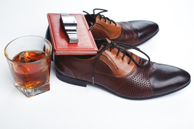 erkek aksesuarları. Kahverengi Ayakkabı ve viski