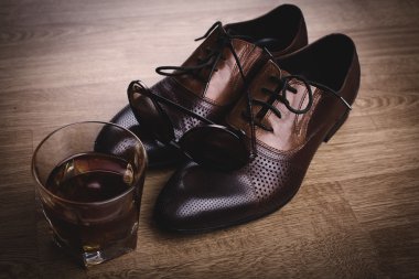 erkek aksesuarları. Kahverengi Ayakkabı ve viski