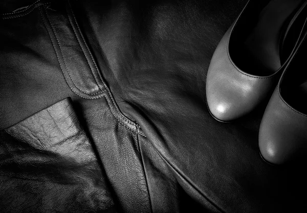 Kvinnors byxor och skor — Stockfoto