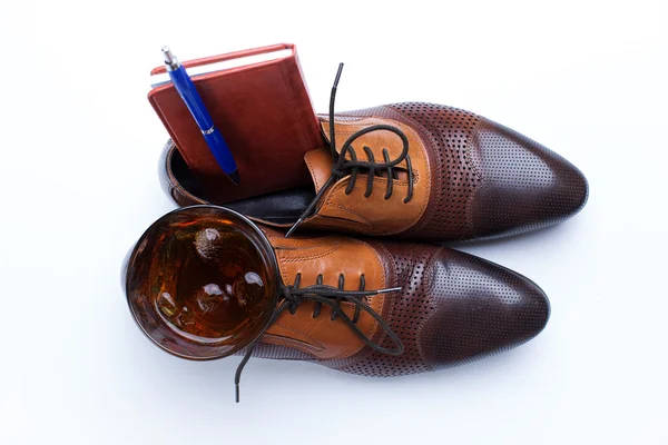 Męskie akcesoria. Brązowe buty i whisky — Zdjęcie stockowe